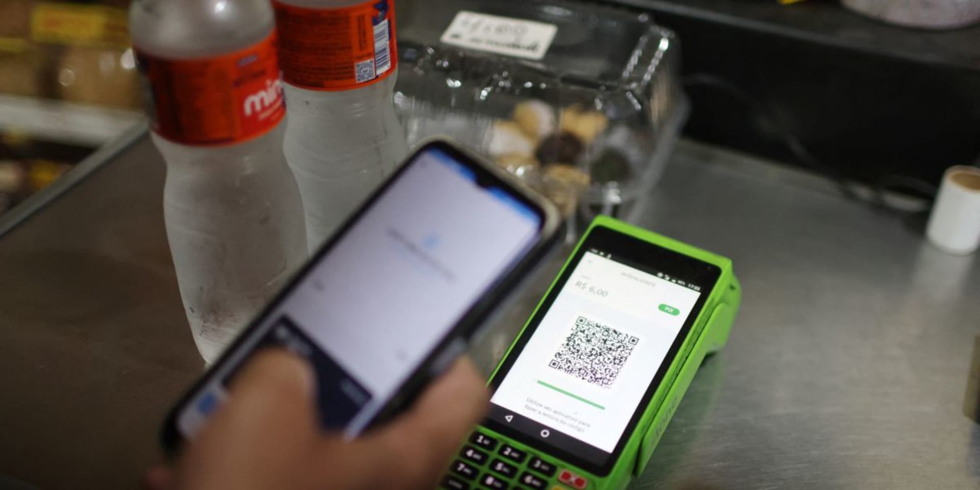 Een persoon betaalt met zijn mobiele telefoon via de elektronische betaalmethode Pix in een winkel in Rio de Janeiro.