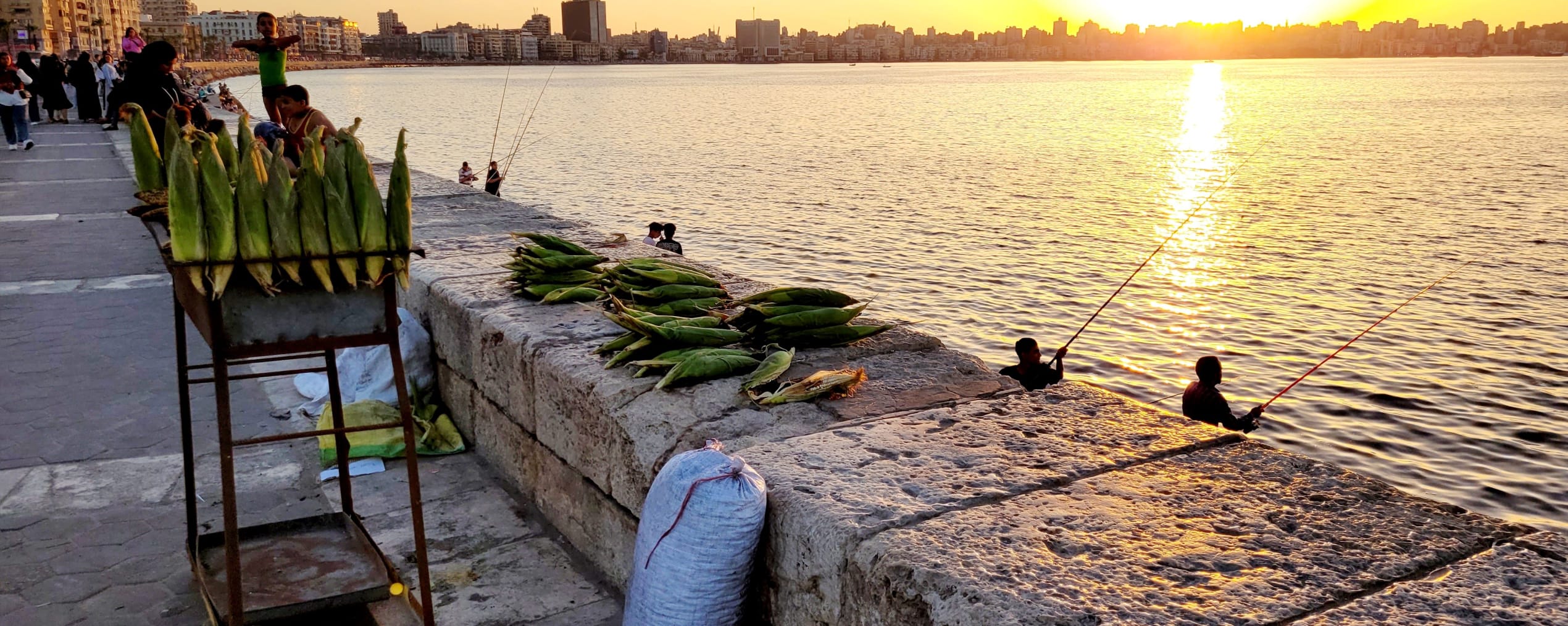 De baai van Alexandrië in Egypte bij zonsondergang