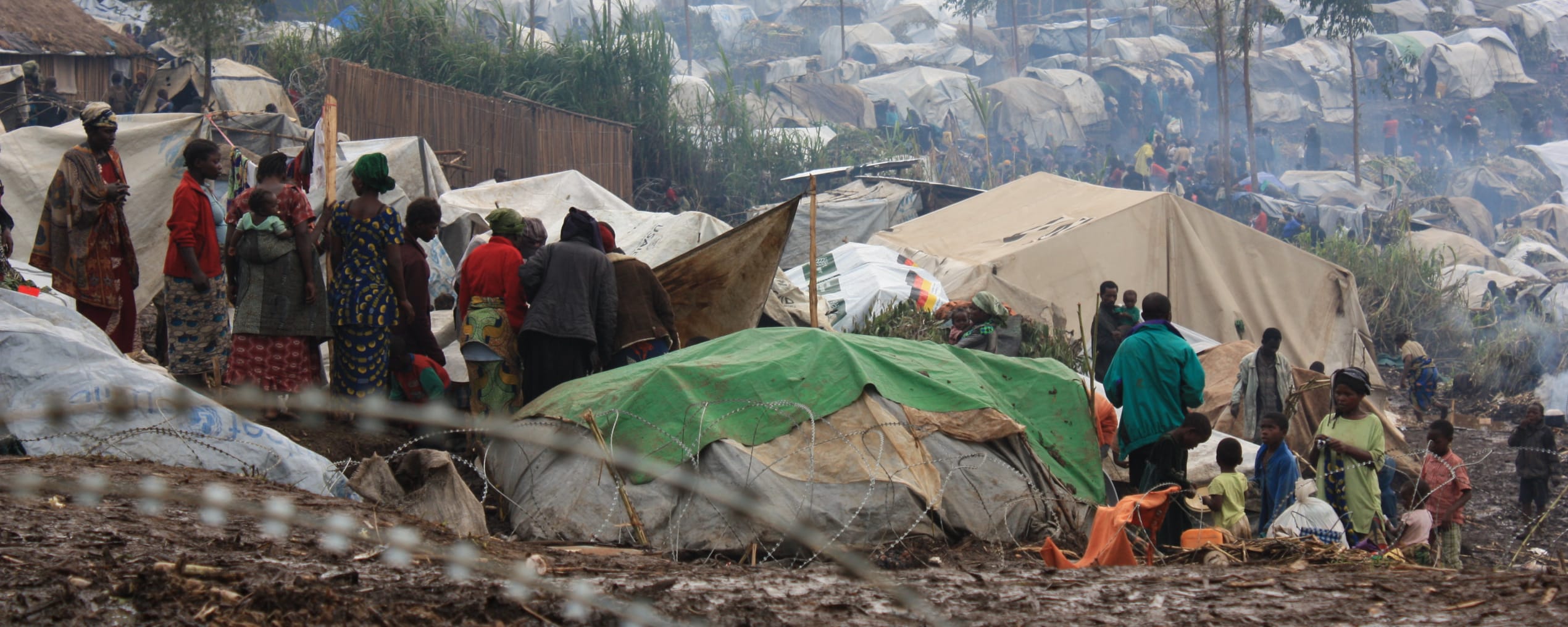 opeengeplakte tenten in een vluchtelingenkamp in Noord-Kivu (DRC)