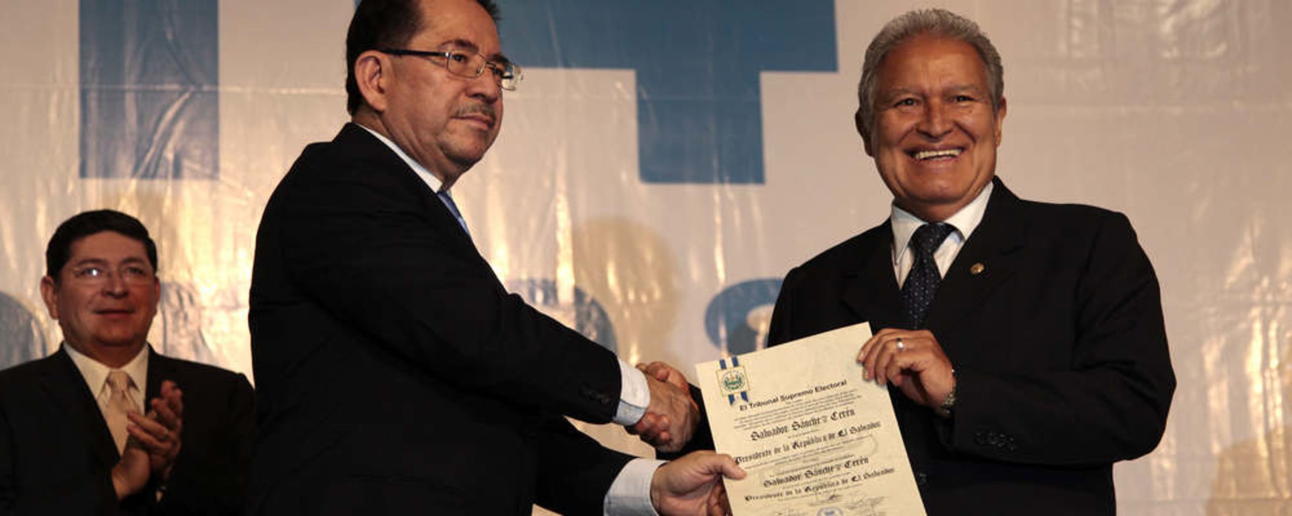 Na een lange strijd ontvangt Salvador Sánchez Cerén uiteindelijk op 24 maart het document dat hem officieel benoemt tot president van El Salvador.