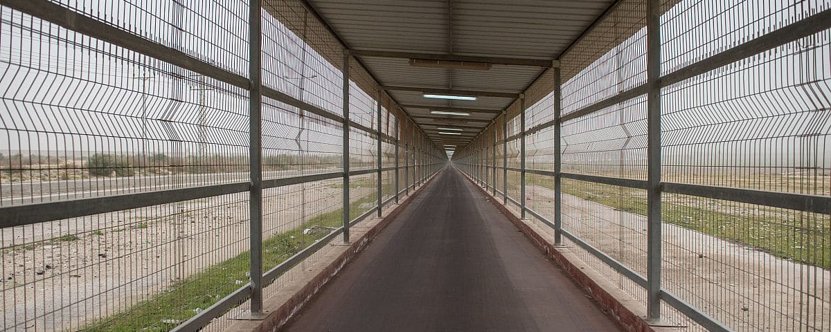De beveiligde toegang tot Checkpoint Erez, Gaza. 'De Palestijnse beperking van de mobiliteit groeit. Ellenlange rijen en zogenaamde veiligheidsonderzoeken aan checkpoints zijn dagelijkse routine.'