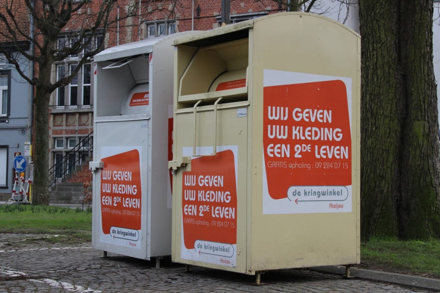 Kledij wordt in België onder meer ingezameld via de containers van de kringloopwinkels.