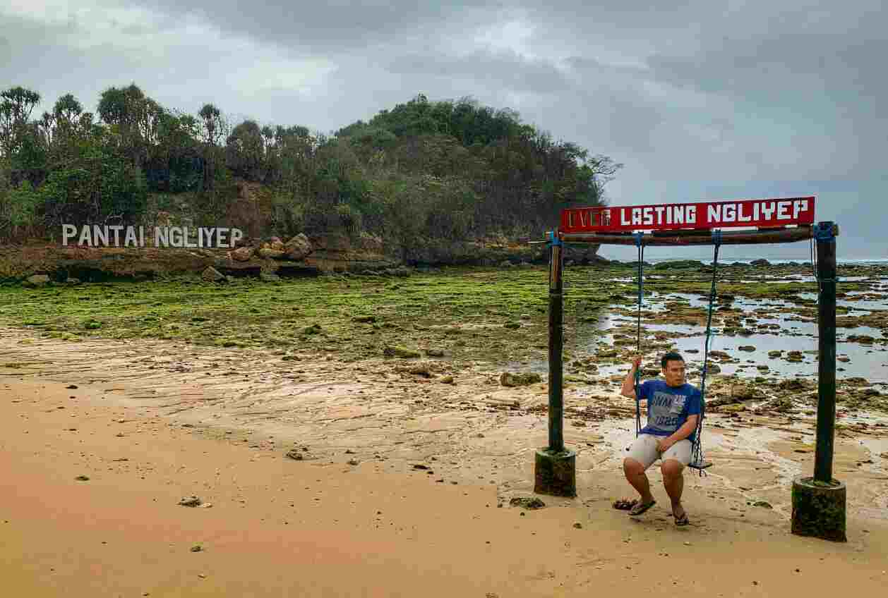 pantai ngeliyep malang