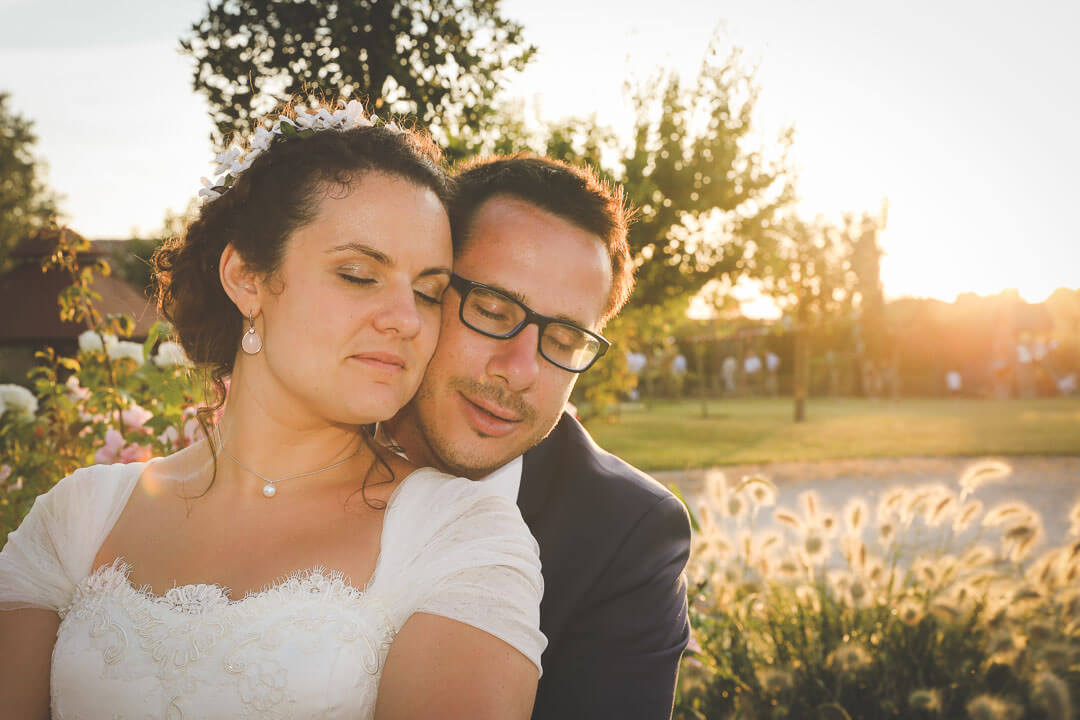 photo de couple dans la lumière naturel sans prise de tête, au couché du soleil bonheur avec de la joie du bonheur Photographe de mariage sur Angouleme Christophe Boury chris-creation pour blog photo de couple dans la lumière naturel sans prise de tête, au couché du soleil bonheur avec de la joie du bonheur Photographe de mariage sur Angouleme Christophe Boury chris-creation pour blog