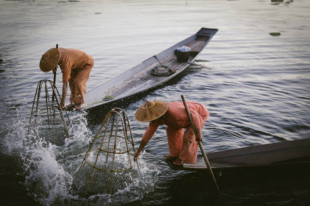 Ses bateliers l'ont rendu aussi célèbre : debout sur une jambe à l'arrière de la pirogue, ils la font avancer en entourant l'autre jambe autour de la pagaie.
