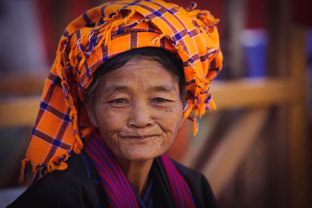 Femme Birmane MARCHE DU SOIR qui se tient selon le calendrier lunaire. Les marchés flottants se déroulent tous les 5 jours