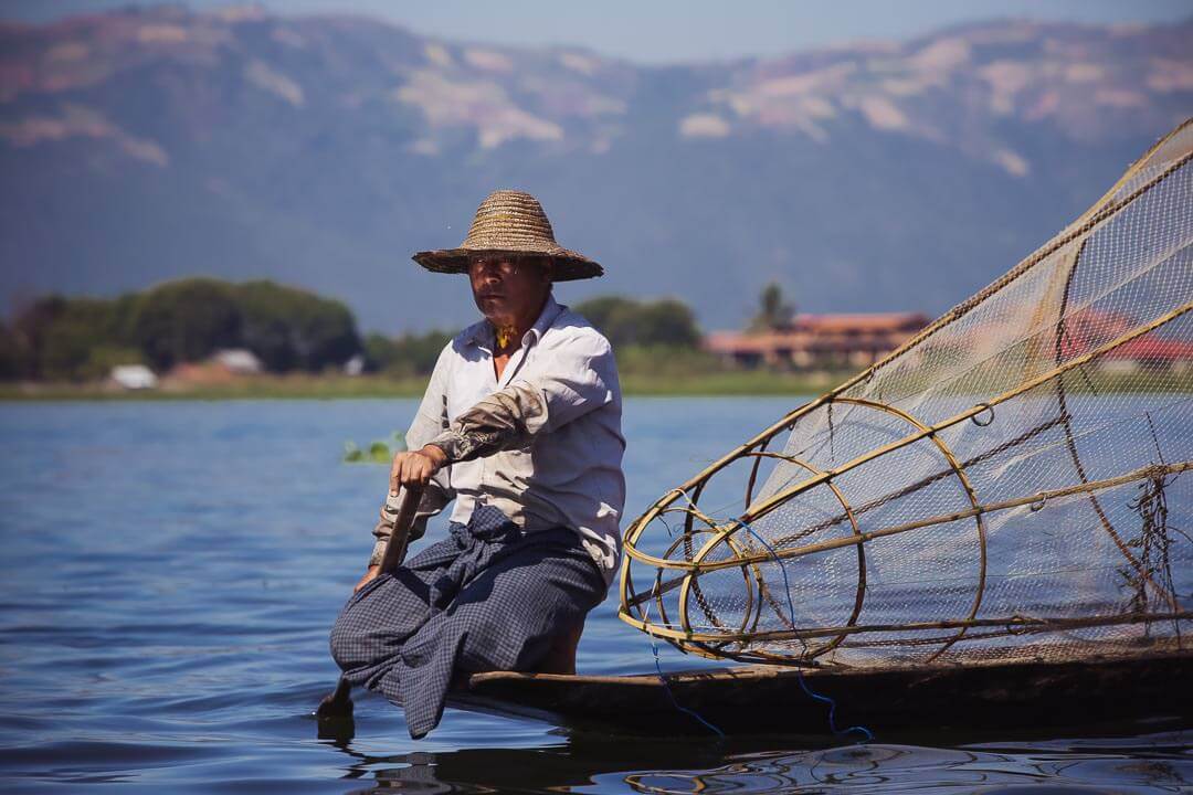 Pécheur sur le lac Inlé en Birmanie un homme sérieux