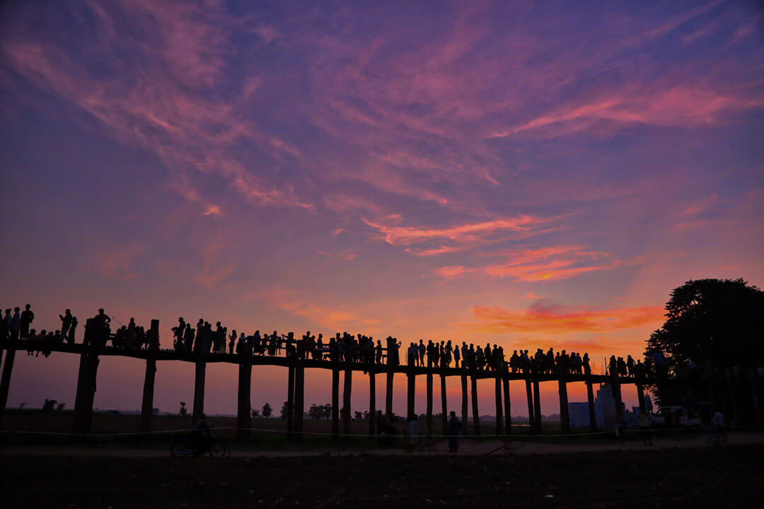 Promenade sur le pont de teck de U BEIN au couché du soleil.