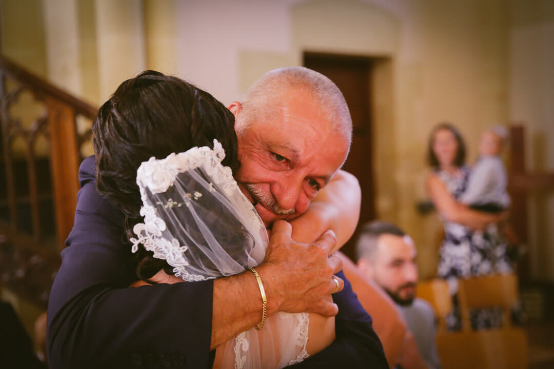 Photographe_de_mariage_bergerac_chateau_mombazillac_Aquitaine_Chris-creation_www.photographe-33.fr_ moment d'émotion entre son père et sa fille qui vient de marier