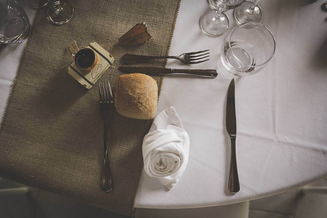 Photographe de mariage Villenave d'Ornon Bordeaux aquitaine Sud-Ouest chris-creation Christophe boury - détails de la table avec comme cadeau une boussole pour ne pas perdre le nord Photographe de mariage Villenave d'Ornon Bordeaux aquitaine Sud-Ouest chris-creation Christophe boury - détails de la table avec comme cadeau une boussole pour ne pas perdre le nord