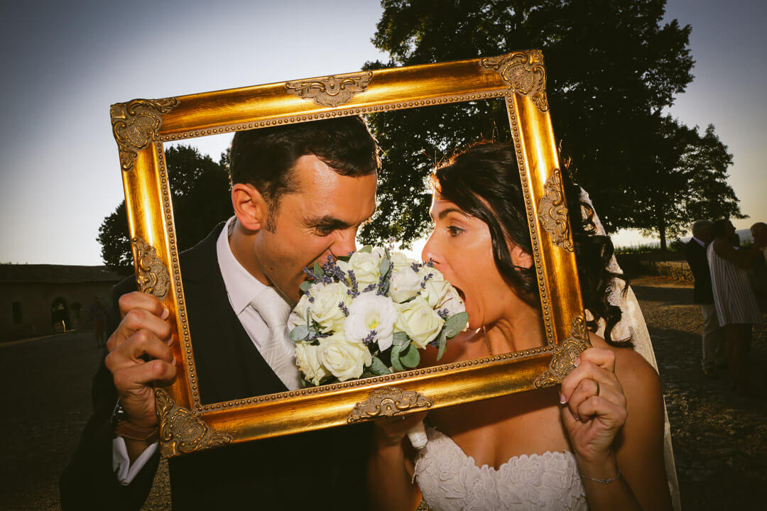 Photographe_de_mariage_bergerac_chateau_mombazillac_Aquitaine_Chris-creation_www.photographe-33.fr_on ne mange pas le bouquet de la mariée