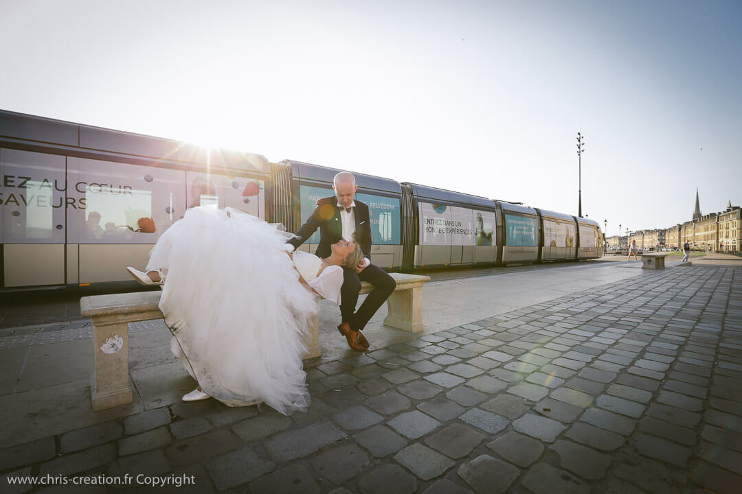 Photos de mariage au Matmut Atlantique_Photographe de mariage_Christophe Boury_supporter_des_Girondins_de_Bordeaux_www.photographe-33.fr_place de la bourse à Bordeaux avec le tram