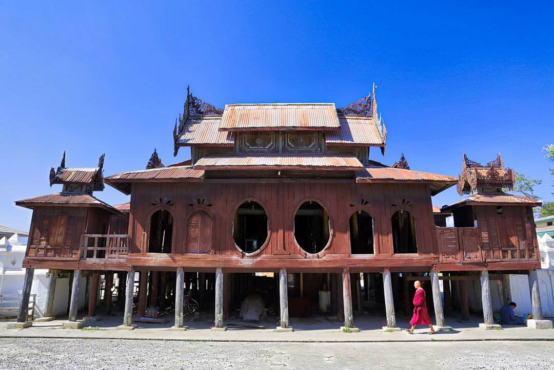 charmant monastère en bois de Shwe Yan Pyay. Il a été construit en 1907, c’est un lieu très prisé des photographes pour ses fenêtres de forme ovale. La plupart des moines sont des jeunes garçons en formation.