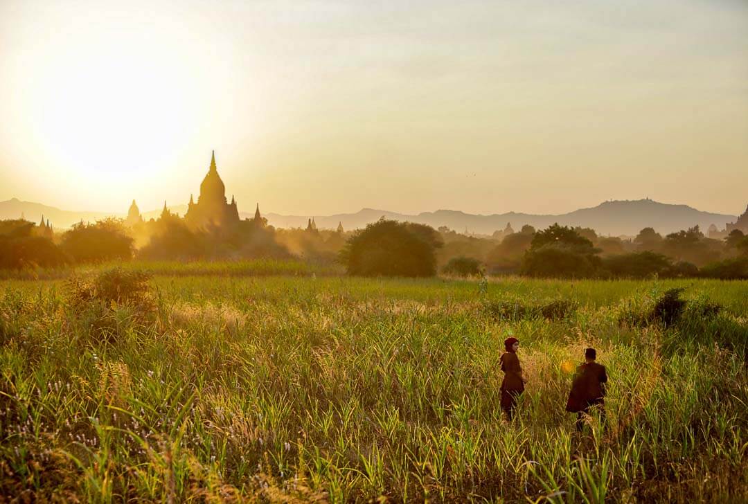 BAGAN, au bord de l'Irrawaddy. Cette incroyable concentration de temples et pagodes aux inspirations birmanes, mais aussi indiennes, font de Bagan le cliché de votre séjour au Myanmar.