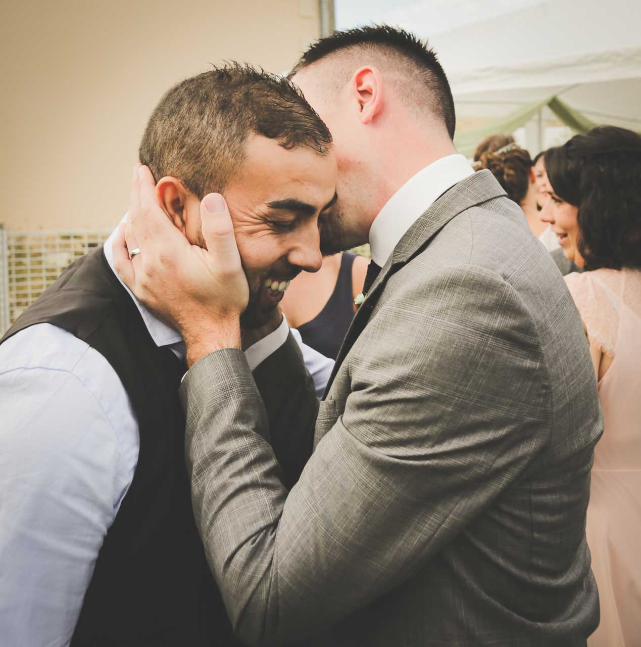 fierté rire et joie dans un mariage Photographe de mariage Bordeaux gironde CB Tyffany & Samuel