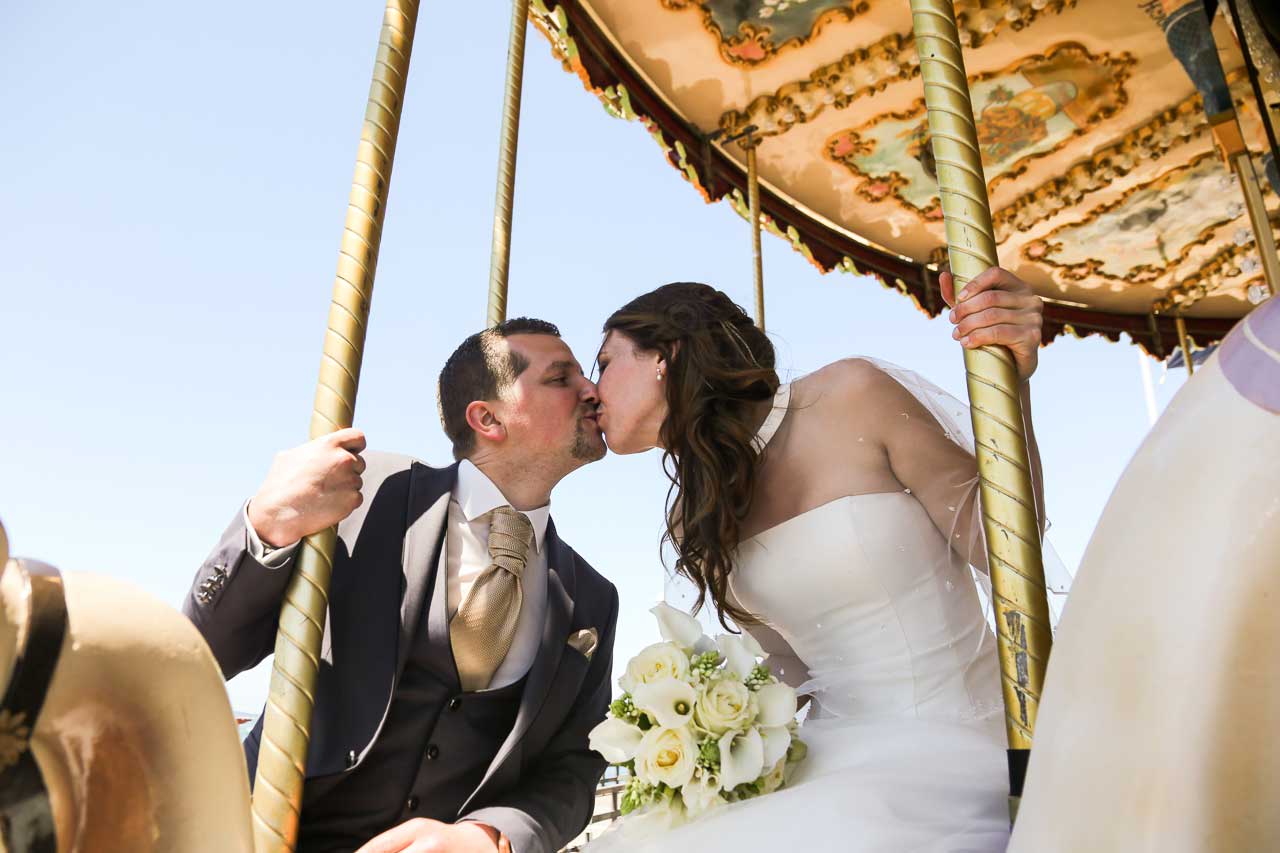 manège sur la place Arcachon photo couple de mariage Photographe de mariage bassin d'arcachon gironde CB- Pauline et Christopher