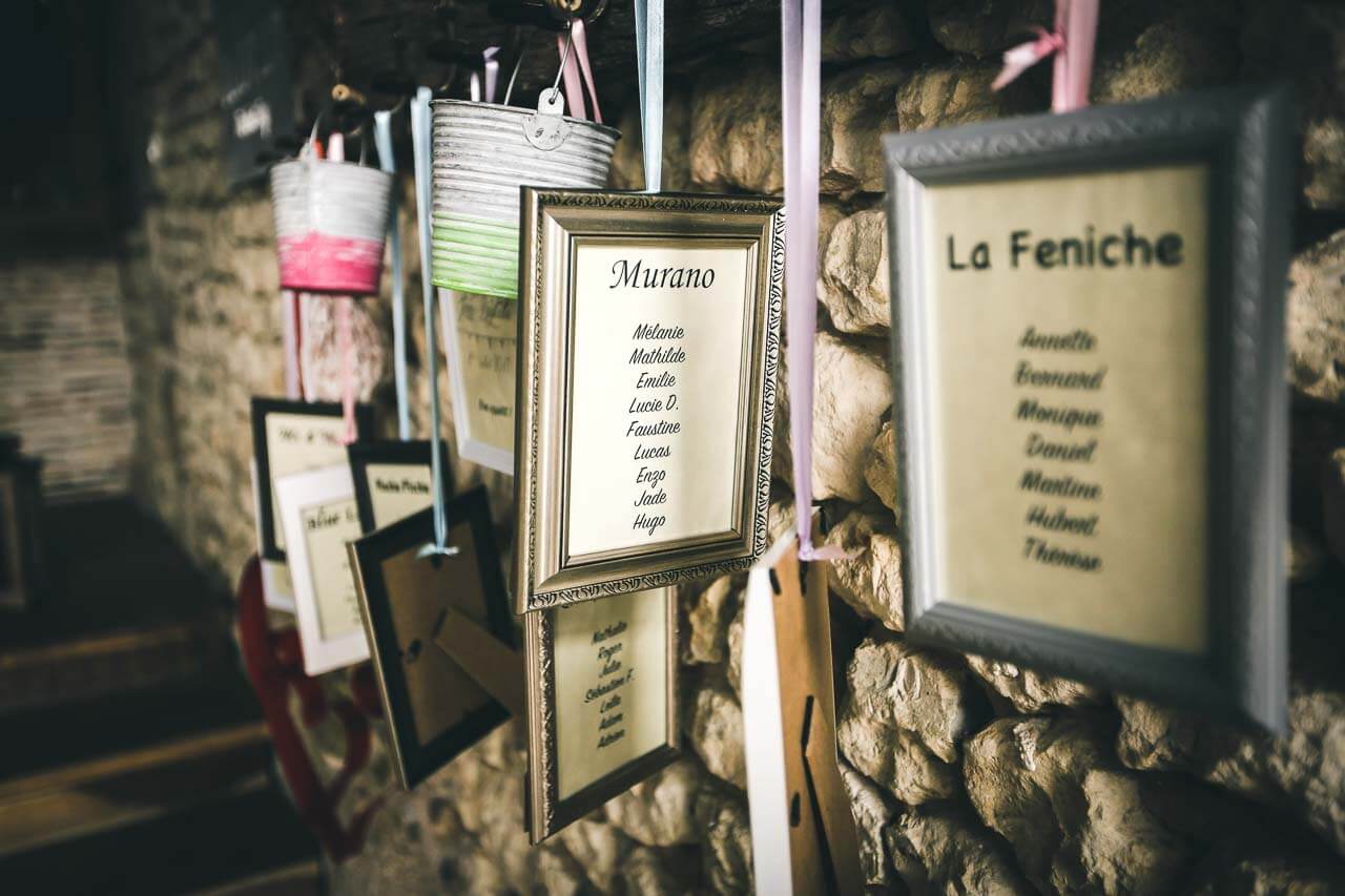 Chemin de table original pour mariage dans des cadres photo