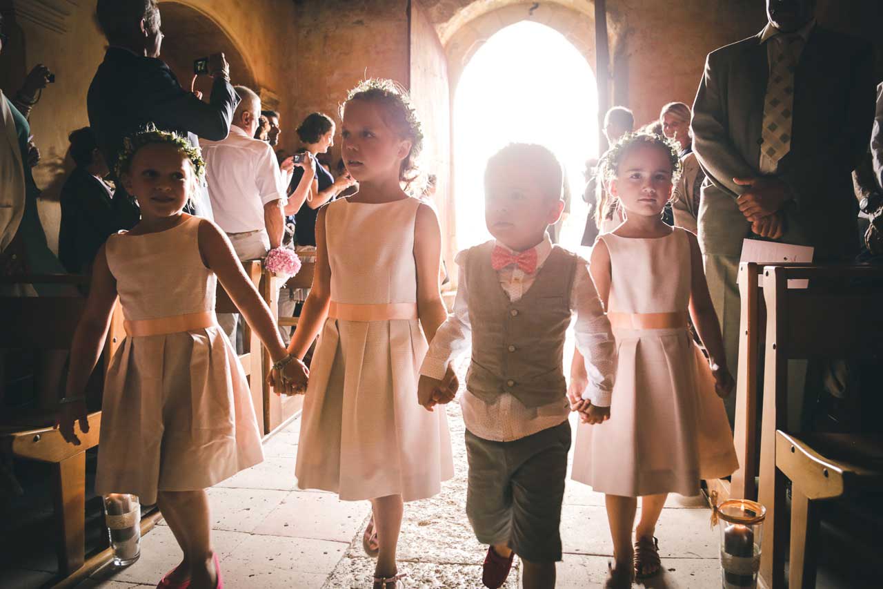 enfants qui rentre dans l'église Photographe de mariage CB Mathilde et cédric 2017