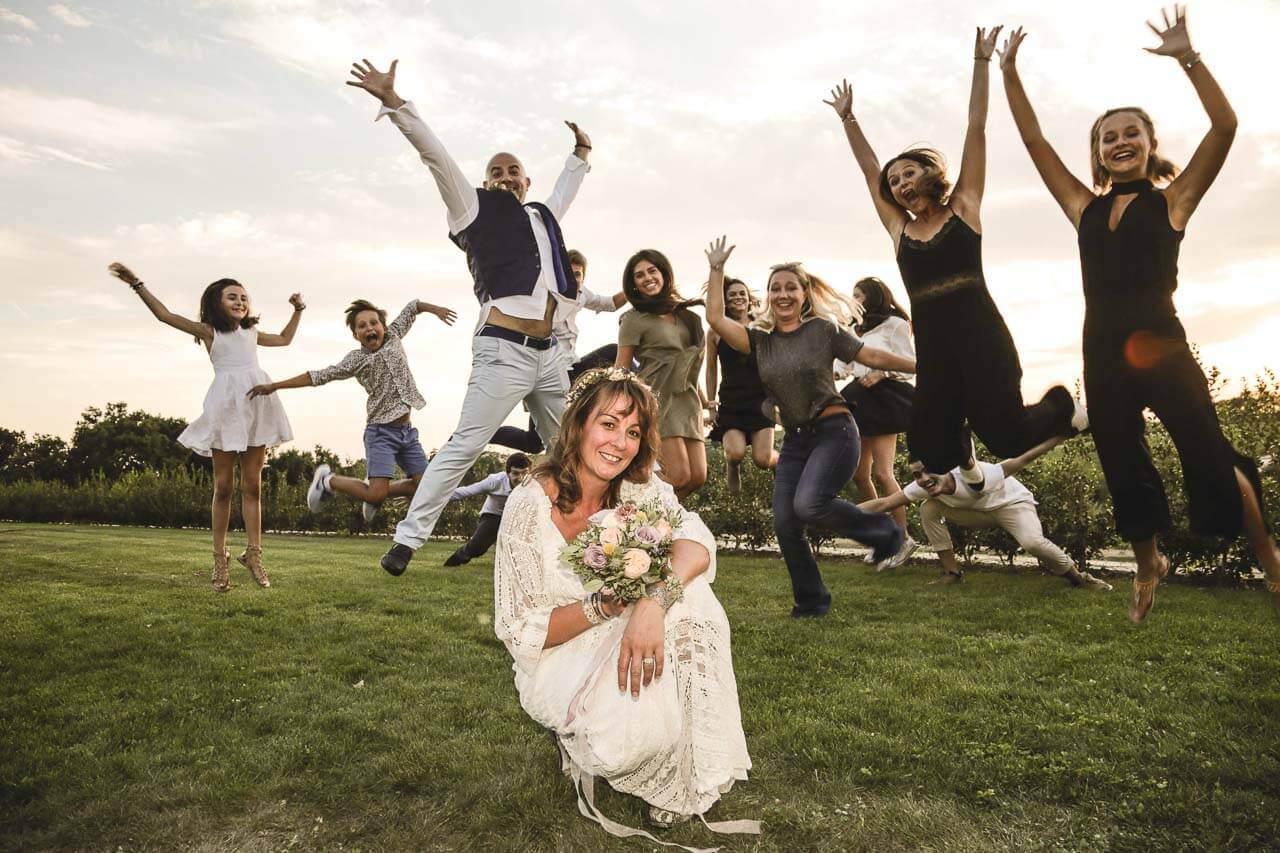 Photo avec les proches du couple Mise en scène des témoins et famille pour une photo sympa et original qui sort de l’ordinaire