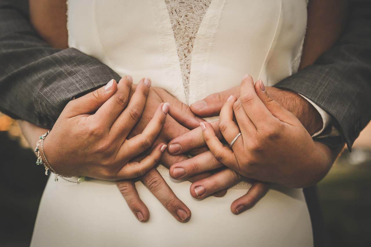 Photo de couple en tenue de mariés Photographe professionnel créatif et original je vous accompagne dans votre mariage et tous les moments importants de votre vie