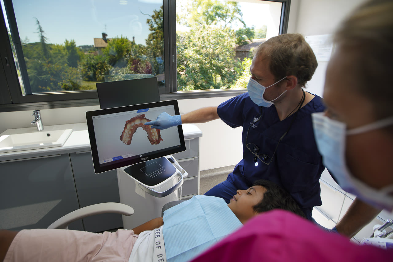 photo homme dentiste mis en valeur d'un cabinet dentaire pour promouvoir une image professionnel