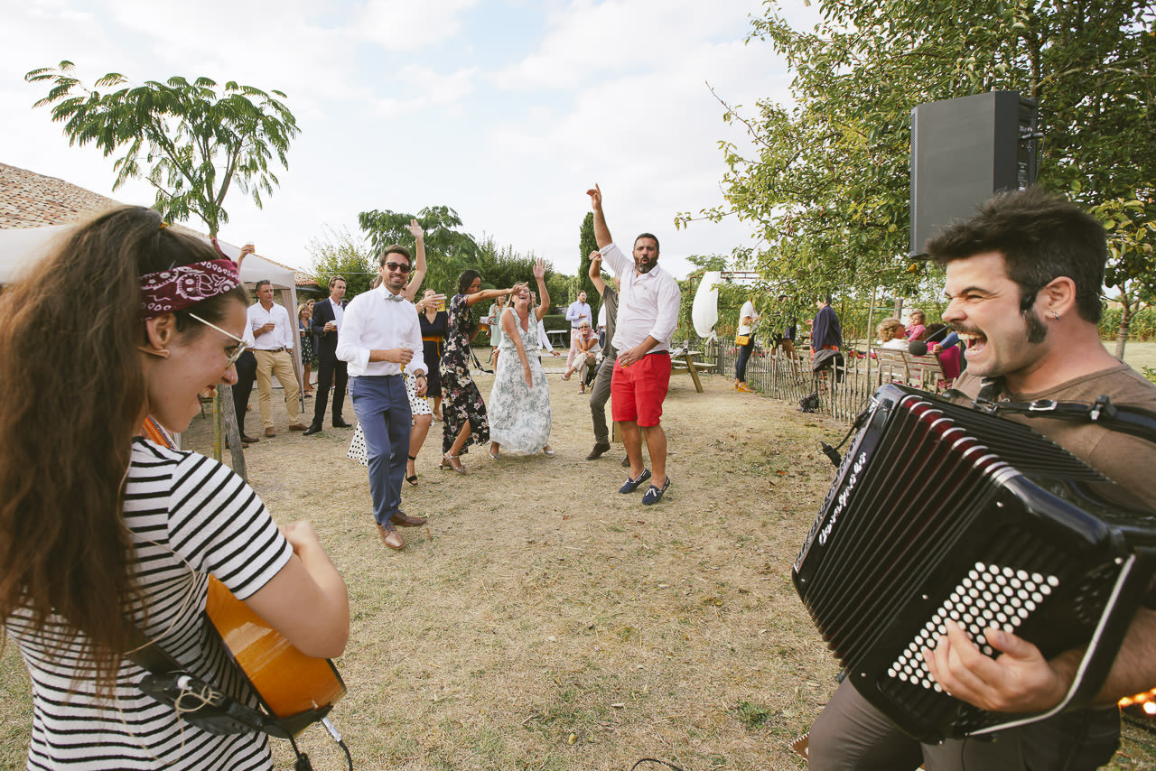 groupe de music se marrer se fendre la gueule passé un bon moment Photographe de mariage et d'entreprise à Bordeaux en Gironde et ailleurs... Créateur de souvenirs. Christophe B. tél. 06 89 577 717 - www.photographe-33.fr