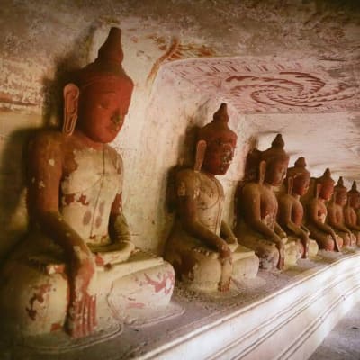 Visite du monastère SHEWENANDAW, célèbre pour la finesse de ses sculptures sur bois et aussi de la pagode Kuthawdaw avec sa gigantesque bibliothèque de pierre (739 stèles).