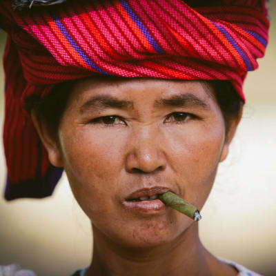 femme qui fume en Birmanie BAGAN, au bord de l'Irrawaddy. Cette incroyable concentration de temples et pagodes aux inspirations birmanes, mais aussi indiennes, font de Bagan le cliché de votre séjour au Myanmar.