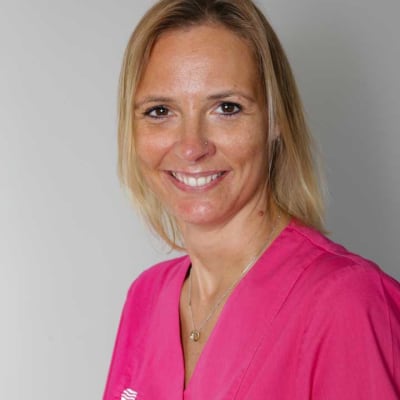 photographie pro de femme d'un cabinet dentaire pour promouvoir une image professionnel