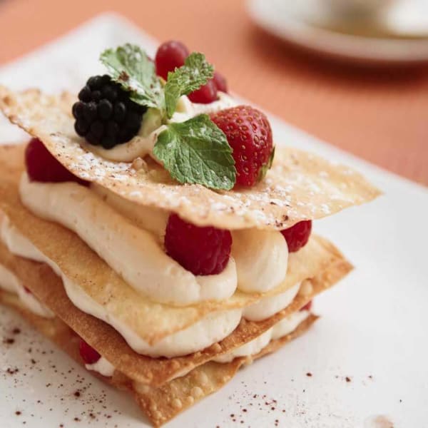 dessert cuisine professionnel culinaire plat d’un dessert un millefeuille avec de la chantilly et des framboises dessert réalisé pour un restaurant à Bordeaux