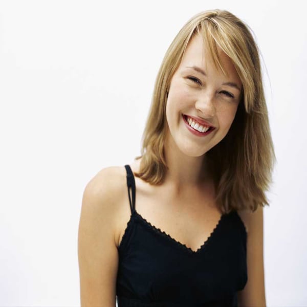 femmes professionnel portrait fraîche jaune sur fond blanc photographe professionnel Bordeaux Aquitaine Gironde formation photo et graphisme