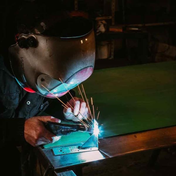 sidérurgie corporate professionnel Corporate sidérurgie bonhomme qui soude une plaque d’acier mise en valeur de l’entreprise Bordeaux Aquitaine formation photo et graphisme