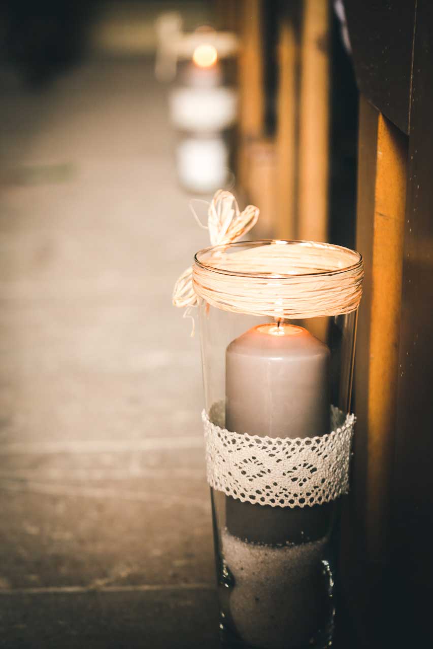 décoration bougie dans l'église Photographe de mariage CB Mathilde et cédric 2017