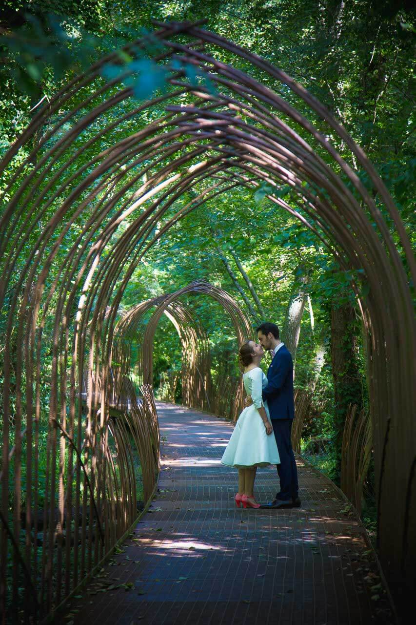 couple dans le Parc de Majolan parc de blanquefort Photographe de mariage Bordeaux gironde CB - Claire & Alexis