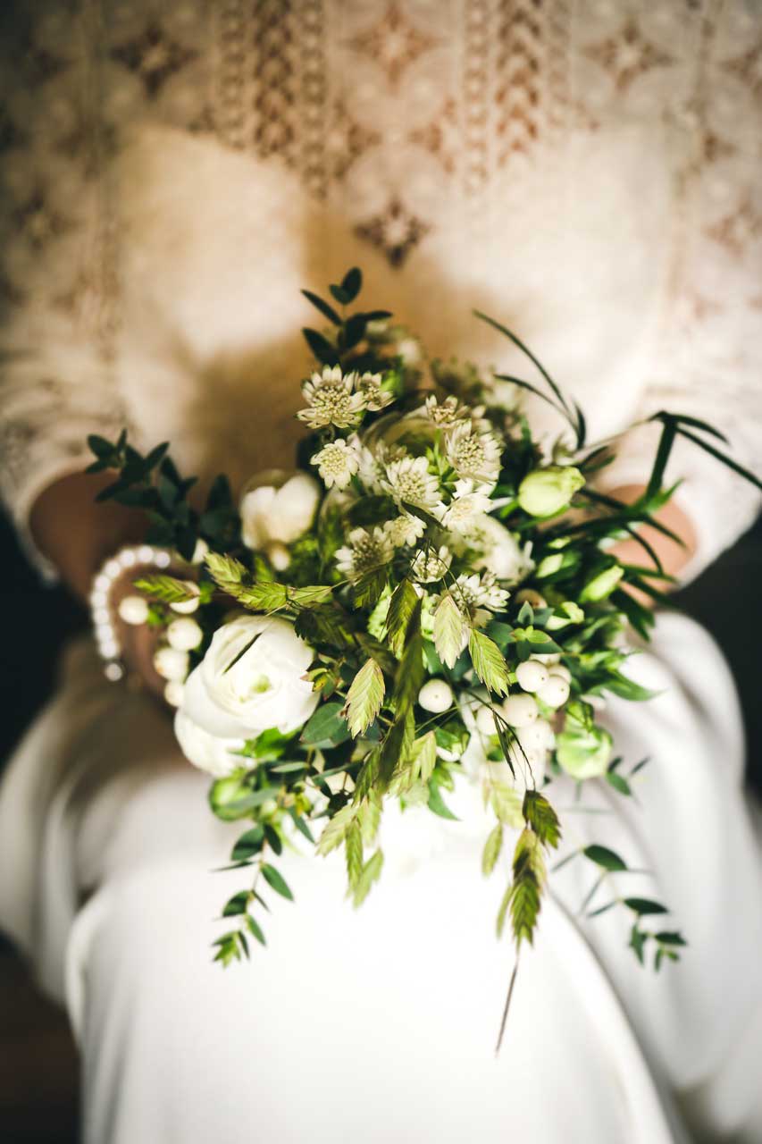 Le bouquet de fleur ainsi présentés photographe de mariage Bordeaux