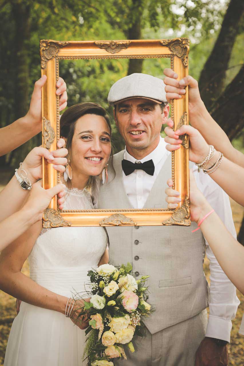 Photo de couple original avec cadre Photographe de mariage 20 Caroline et Marc champêtre dans les bois