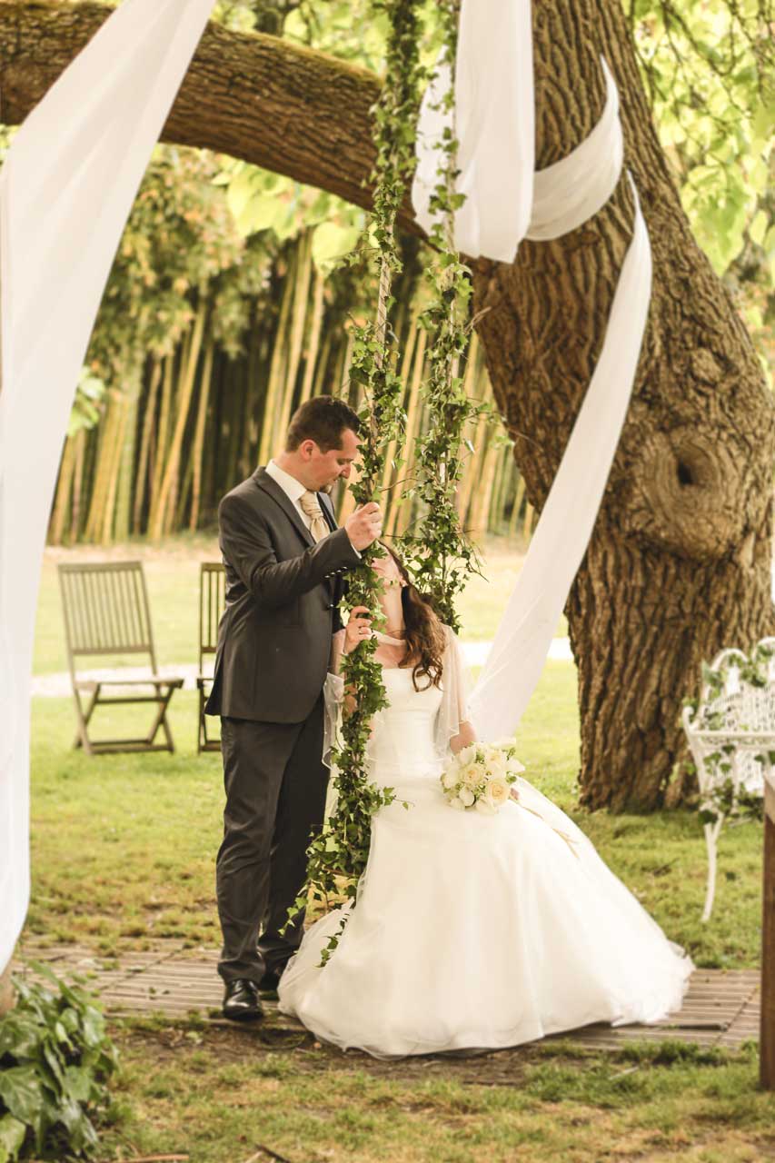 balançoire jardin photo de couple Photographe de mariage bassin d'arcachon gironde CB- Pauline et Christopher