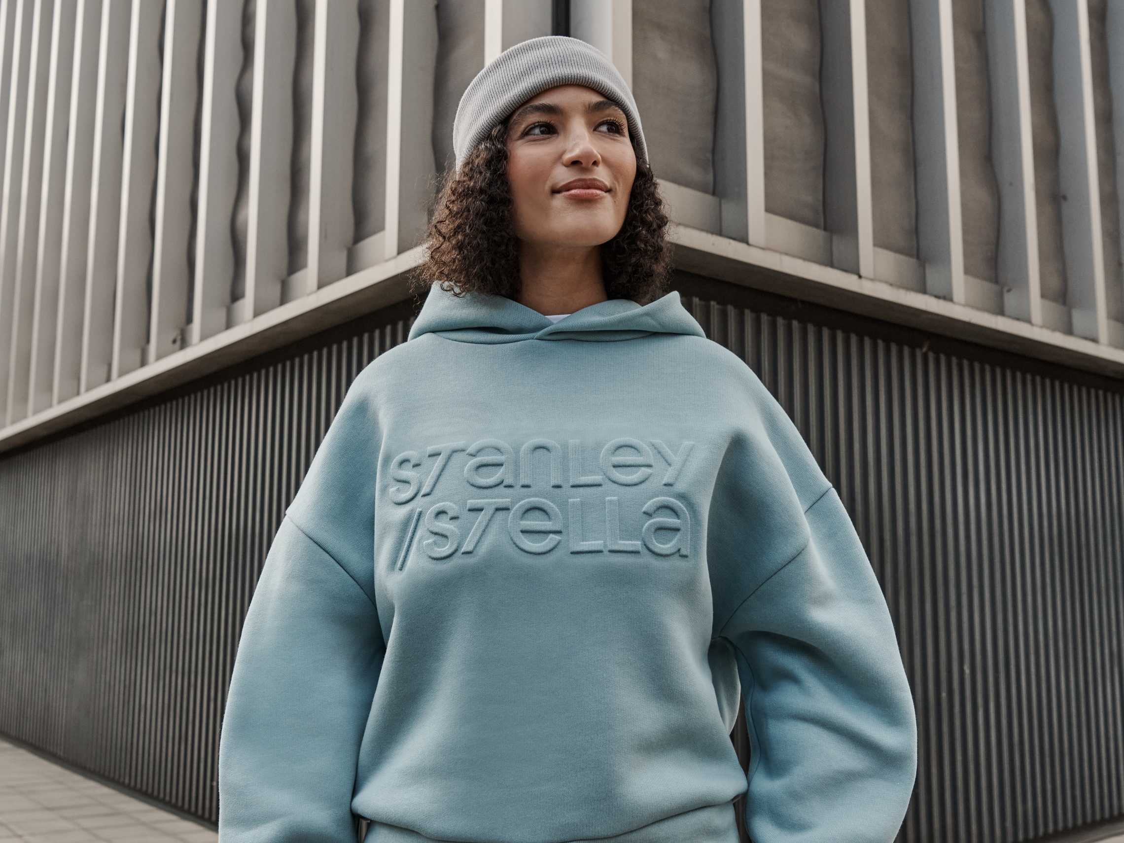Model in einem AW26 Oversized-Hoodie mit geprägtem Stanley/Stella Logo