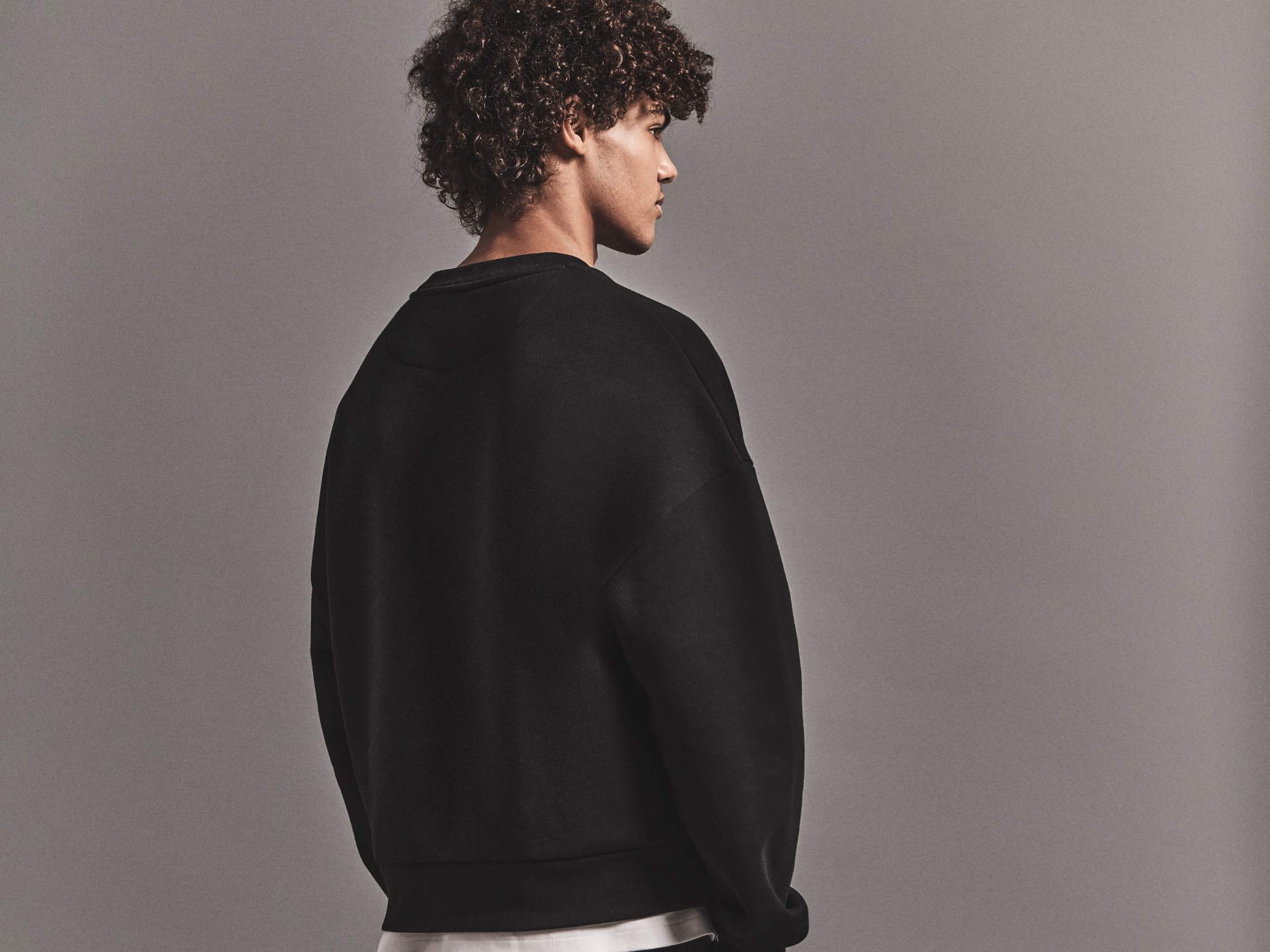 Zwei Männer in Stanley/Stella Crewneck-Sweatshirts auf einer Stadtstraße