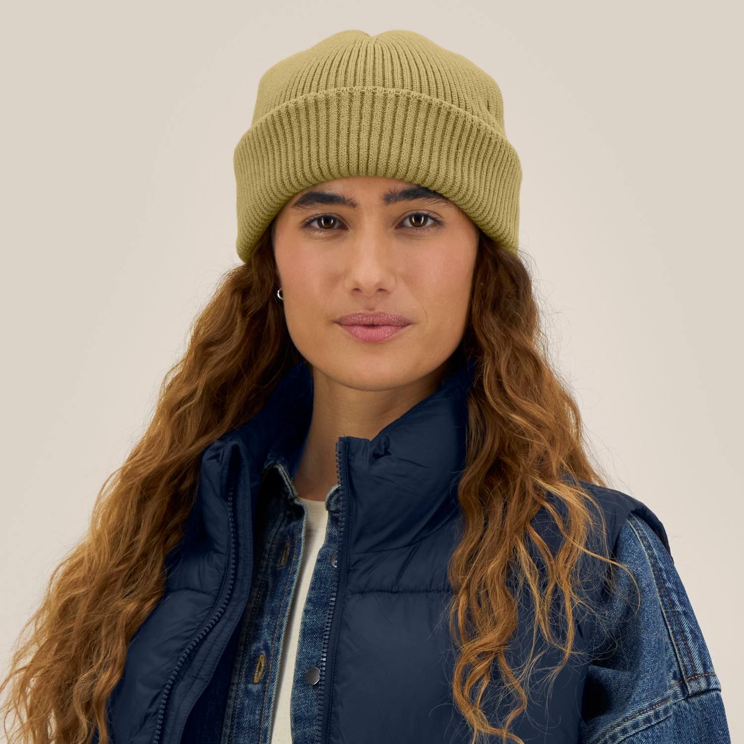 AW26 mutsen: Rib Beanie 2.0, Fisherman Beanie 2.0 en marineblauwe gebreide muts