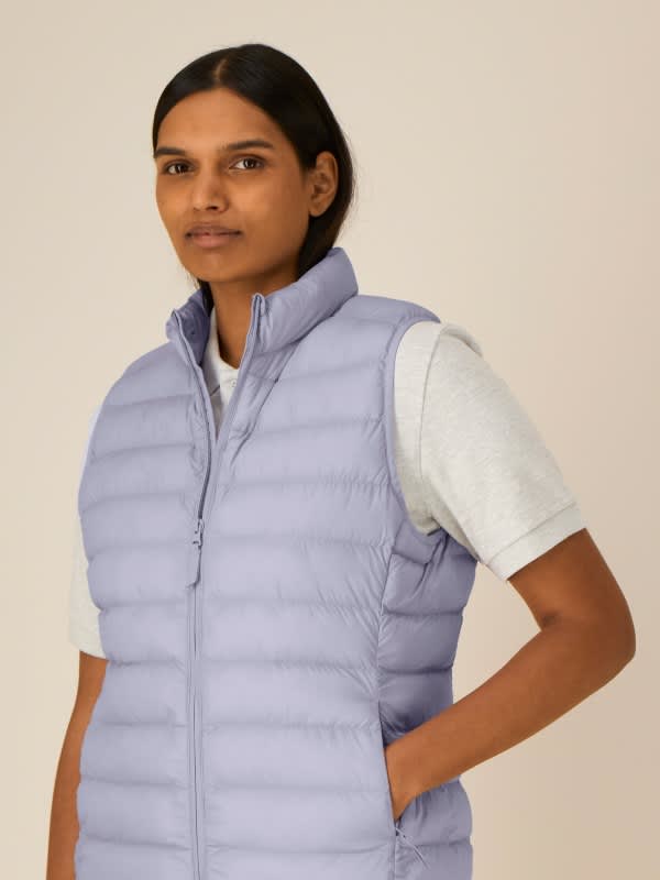 Une femme portant la veste Stanley/Stella Climber