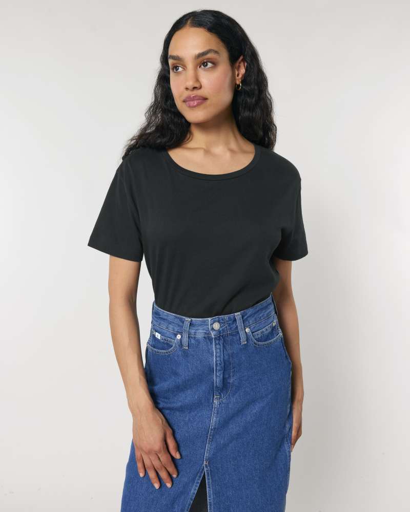 Stella Serena — Das Damen-T-Shirt mit weitem Rundhalsausschnitt