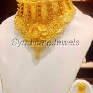 Traditional Gold Necklace For Female At Best Price From Syndicate Jewellers It S One Of The Amazing Gold Jewellery Store In Kolkata