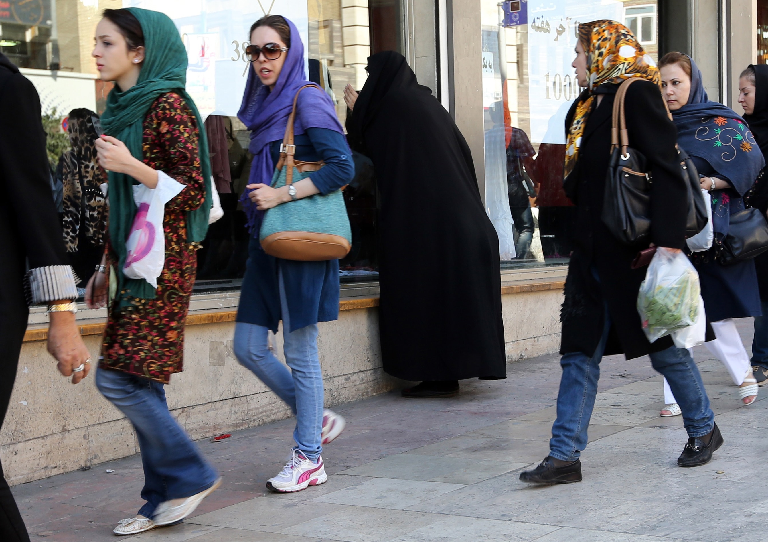 photos of how to dress in iran