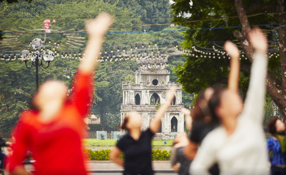 watch woman doing tai chi in hoan kiem lake in hanoi