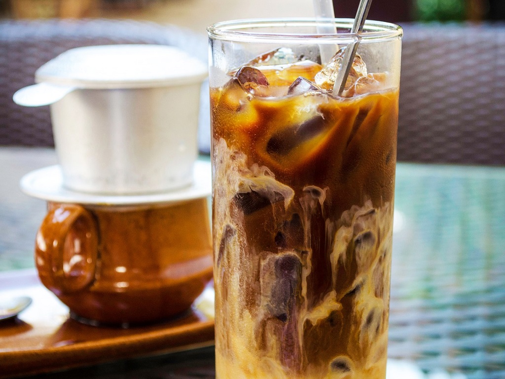 Coffee with milk (ca phe sua or ca phe nua) 