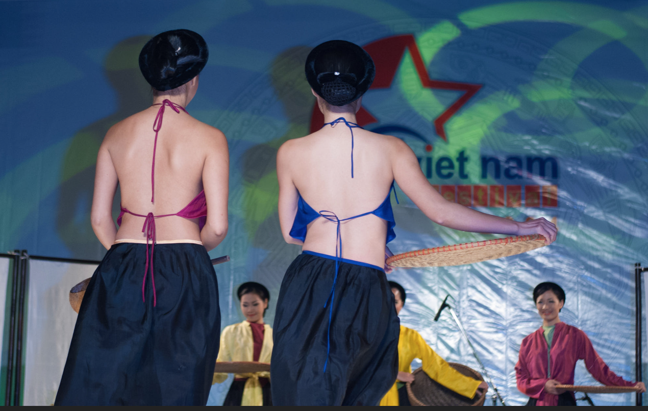traditional dance from central vietnam