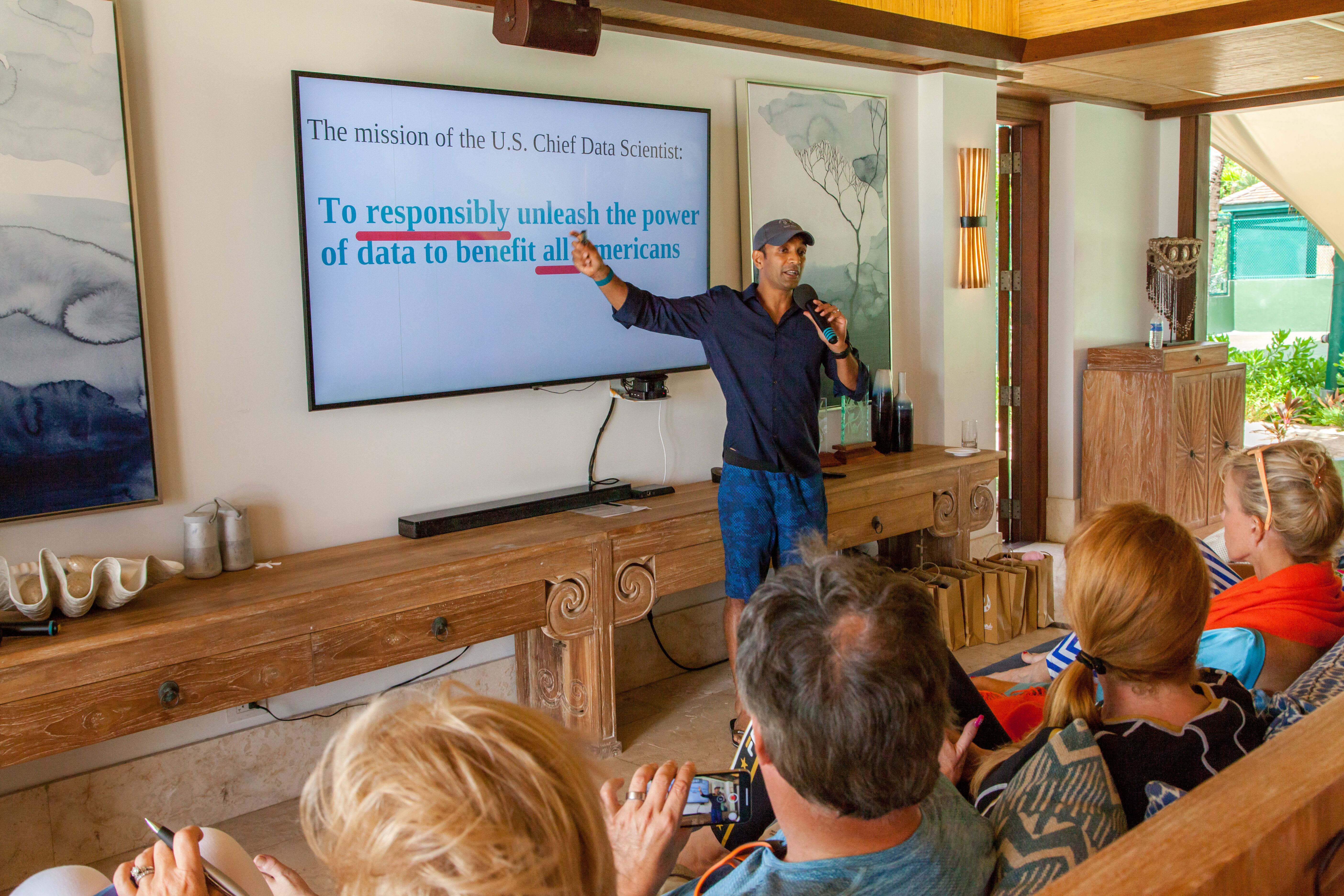 DJ presenting on Necker DJ presenting on Necker