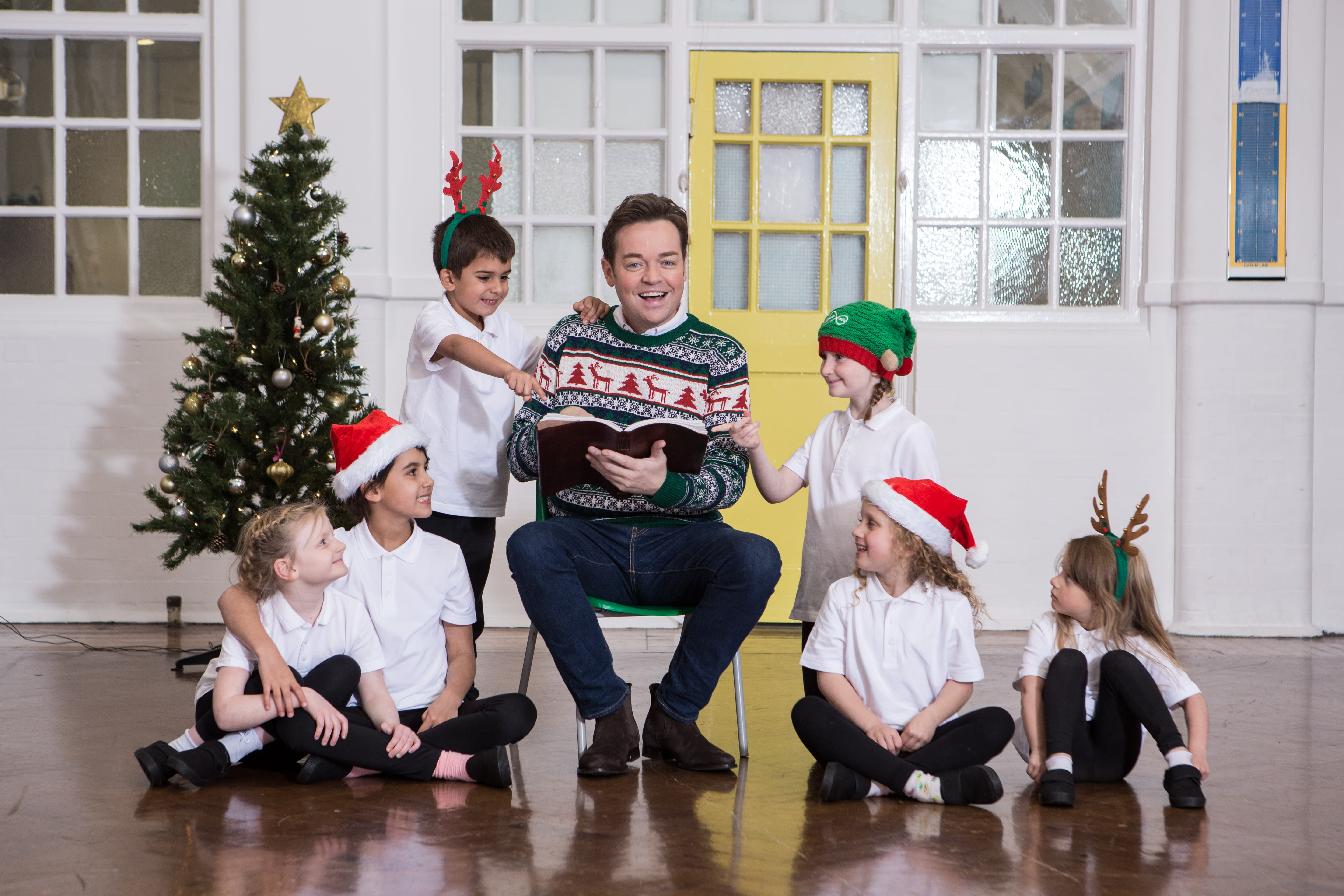 Children from Little Ealing Primary School join TV presenter, Stephen Mulhern to launch Virgin TV’s Christmas Stars competition