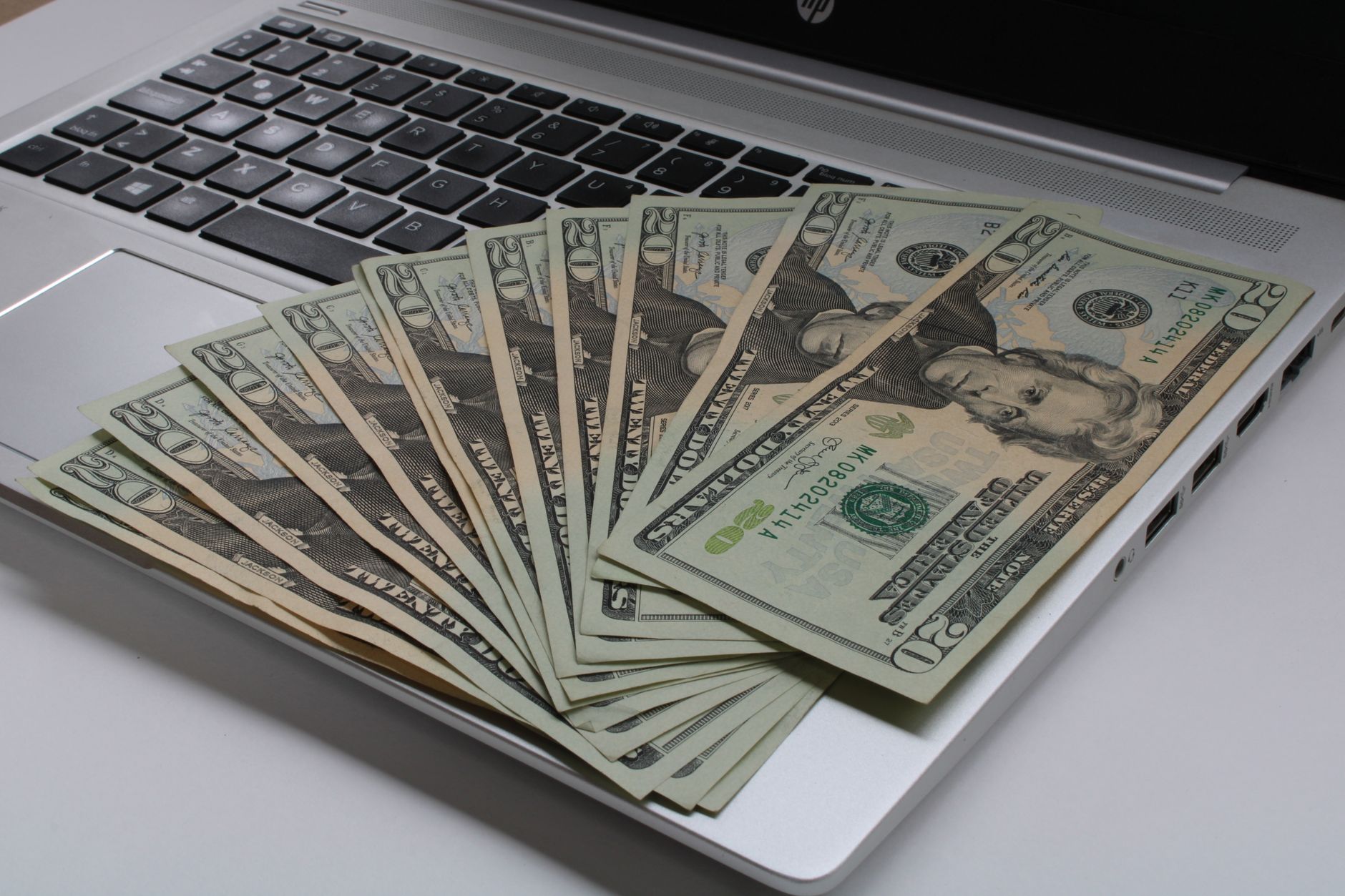 5 WAYS TECHNOLOGY CAN HELP YOUR BUSINESS TO SAVE MONEY